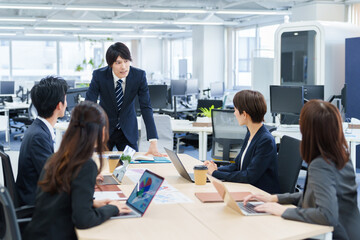 オフィスでミーティングをするビジネスパーソン