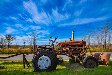 old rusty tractor - obrazy, fototapety, plakaty