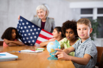 Kids learning together about usa in geography class