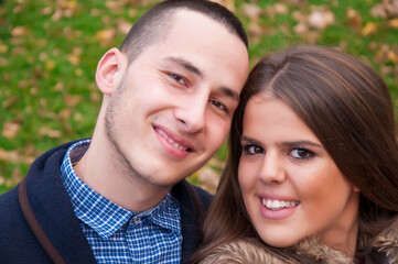 Fototapeta premium Autumn romance between two teenagers in the public park