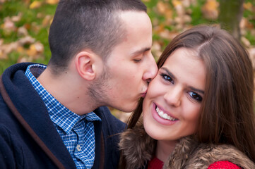 Fototapeta premium Autumn romance between two teenagers in the public park