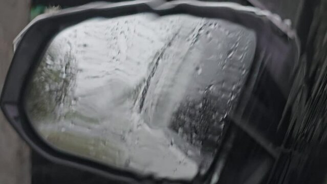 Lluvia tropical en retrovisor de auto 