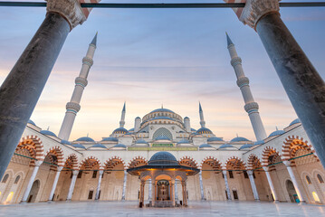 Sunset shot of Courtyard of Grand Camlia Mosque, or Buyuk Camlica Camii, a modern Islamic complex, built in 2019, located in Camlica hill in Uskudar district, Istanbul, Turkey - obrazy, fototapety, plakaty