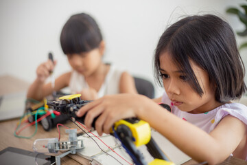 nventive kids learn at home by coding robot cars and electronic board cables in STEM. constructing robot cars at home - obrazy, fototapety, plakaty