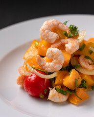 Salada de camarão com manga