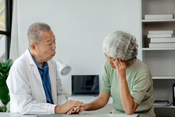 Fototapeta premium Doctor examining an elderly patient, An elderly patient is being diagnosed by a doctor in the hospital, The doctor is explaining the treatment plan to the patient, doctor idea.