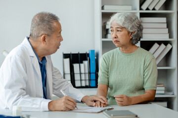 Doctor examining an elderly patient, An elderly patient is being diagnosed by a doctor in the hospital, The doctor is explaining the treatment plan to the patient, doctor idea.