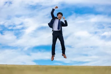 Foto op Plexiglas 青空にジャンプするビジネスマン　businessman jumping © 健二 中村