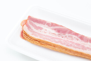 白背景に薄切りベーコン