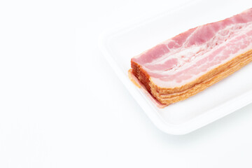 白背景に薄切りベーコン
