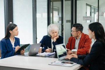 Obraz premium Kind leader executive manager share and discuss business solutions plan ideas on tablet marketing