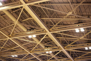 鉄筋構造の体育館の天井の様子