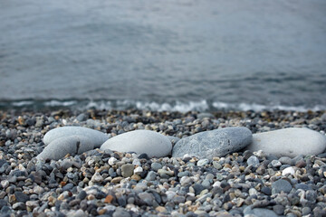 Fototapeta na wymiar 海岸の沢山の小石の風景