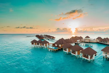 Crédence de cuisine en verre imprimé Bora Bora, Polynésie française Brown and White Wooden Houses on Body of Water during Sunset Maldives