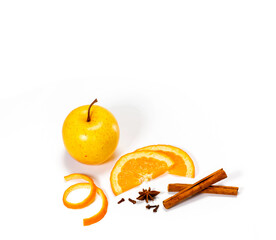 Weihnachten Dekor Element mit Apfel, Orangen, Nelken und Zimt auf weißem Hintergrund