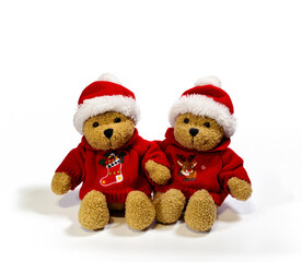 Zwei Teddybären mit Weihnachtspullover und Weihnachtsmützen