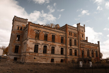 Obraz premium abandoned old castle building, brick walls broken lost lonely house in rural area