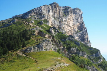Fototapeta na wymiar 目の前の壮大な山を上る in フランス
