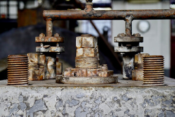 Teile einer alten Maschine zur Energieerzeugung