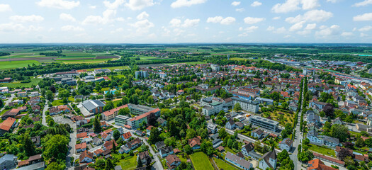 Ausblick auf die Kleinstadt Buchloe in Mittelschwaben im Landkreis Ostallgäu von oben