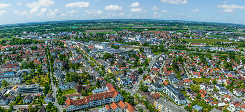 Ausblick auf Buchloe in Mittelschwaben, wichtiger Stra&szlig;en- und Bahnknoten f&uuml;r den Verkehr ins Allg&auml;u