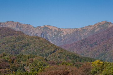 Fototapeta premium 快晴の青空に映える谷川岳と色づいた木々