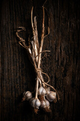 Garlic on wood texture close up - 673697951