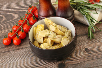 Grilled artichoke marinated in oil