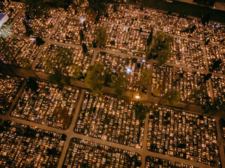 Cmentarz nocą widziany z drona © rozentuzjazmowany