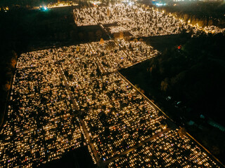 Cmentarz nocą widziany z drona © rozentuzjazmowany