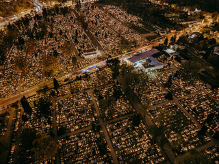 Cmentarz nocą widziany z drona © rozentuzjazmowany
