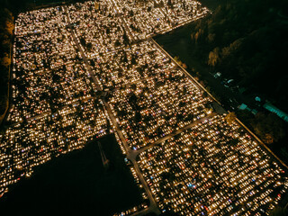 Cmentarz nocą widziany z drona © rozentuzjazmowany