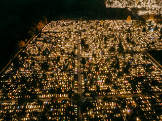 Cmentarz nocą widziany z drona © rozentuzjazmowany