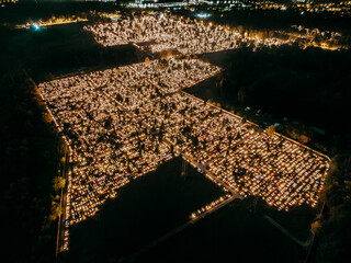 Cmentarz nocą widziany z drona © rozentuzjazmowany