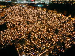 Cmentarz nocą widziany z drona © rozentuzjazmowany