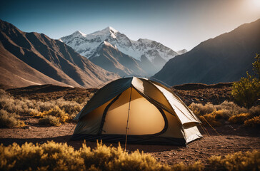 Outdoor-Abenteuer, Zelt im Vordergrund, Berge im Hintergrund.