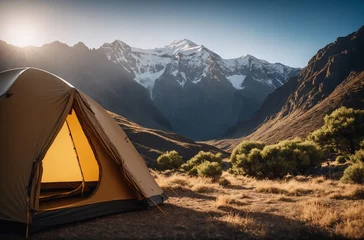 Gordijnen Outdoor-Abenteuer, Zelt im Vordergrund, Berge im Hintergrund. © Juergen Baur