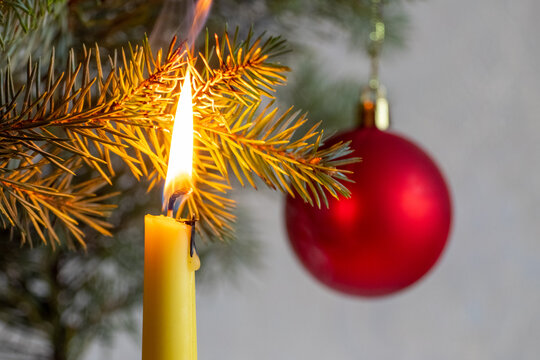 A branch of a Christmas tree caught fire from a candle, a fire due to non-compliance with safety rules