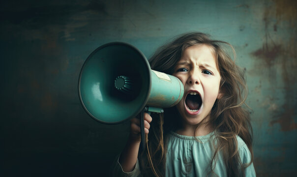 Enfant Qui Cri Dans Un Mégaphone Pour Faire Entendre Sa Voix