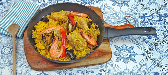 paella dans une poêle, en gros plan, sur une table	