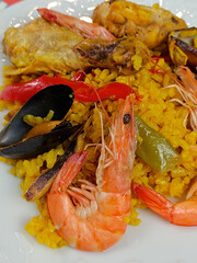 assiette de paella en gros plan	