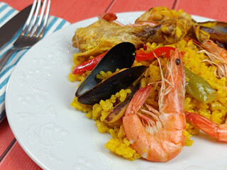 assiette de paella en gros plan	