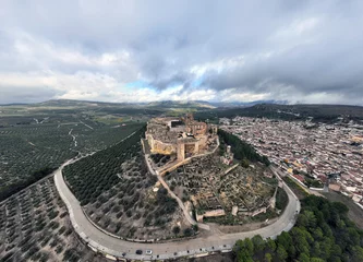 Papier Peint photo autocollant Cerro Torre vista aérea de la fortaleza de la Mota en el municipio de Alcalá la Real, España