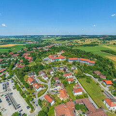 Das Kurzentrum der Germeinde Bad Birnbach im Niederbayerischen Bäderdreieck aus der Luft