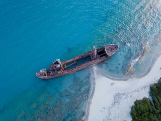 Vue aérienne d'un bateau échoué sur une plage en Grèce (le navire est le Dimitrios).