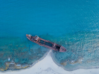 Vue aérienne d'un bateau échoué sur une plage en Grèce (le navire est le Dimitrios).