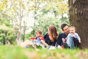 Obraz premium Mother and father with their babies outdoor