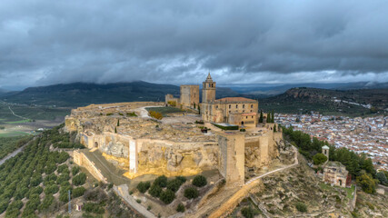 Fototapeta premium vista aérea de la fortaleza de la Mota en el municipio de Alcalá la Real, Andalucía