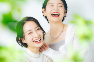 笑顔の二人のミドル女性　美容　スキンケア　ファッション
