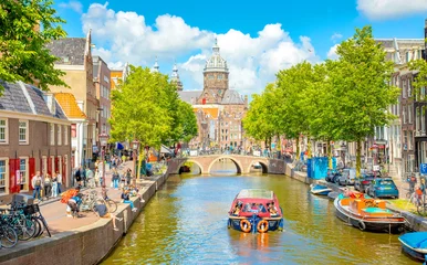 Fototapeten Amsterdam city centre and water canal in De Wallen district, Netherlands © Arcady